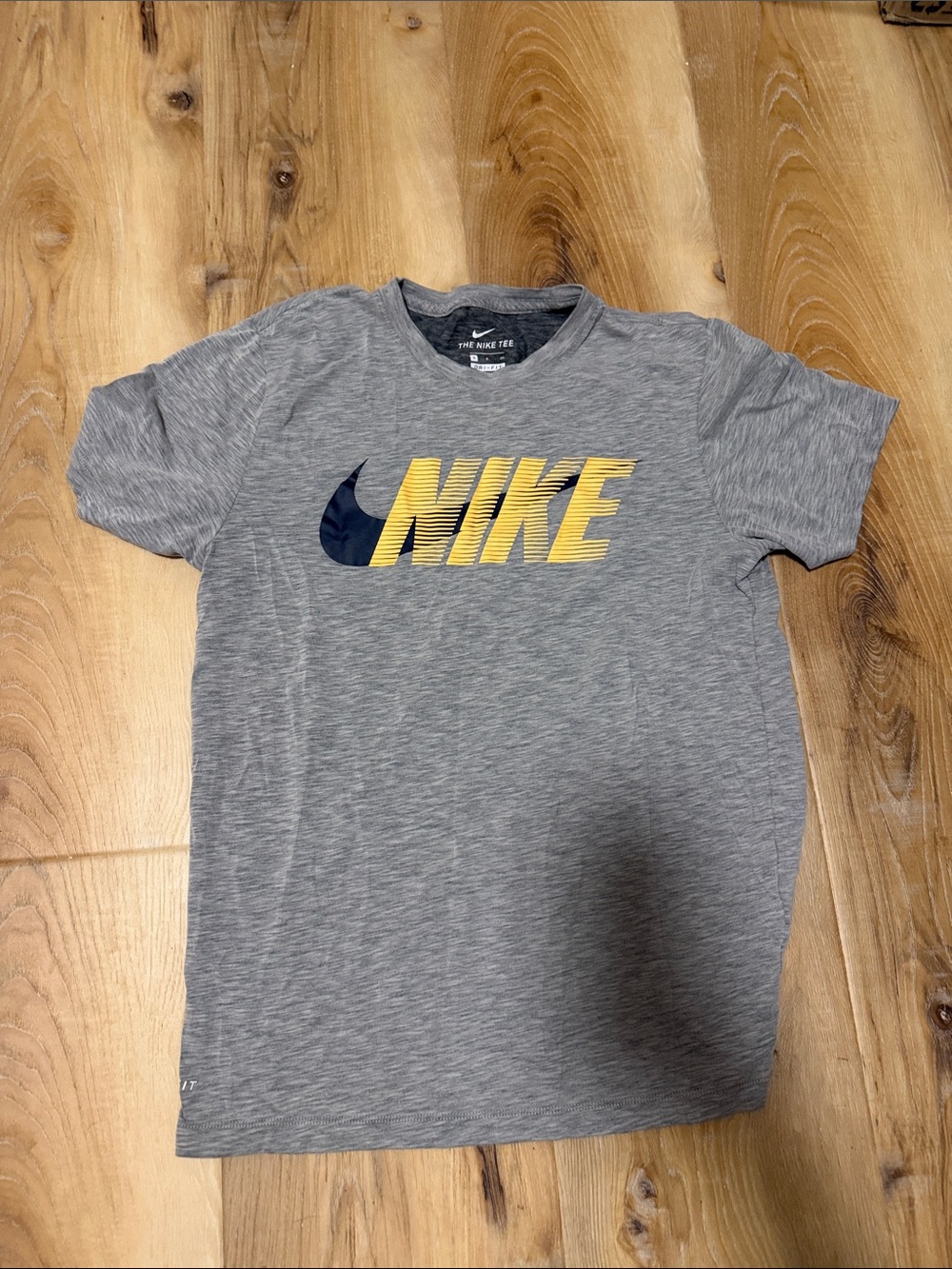 Nike men’s Gray Short Sleeve Logo Tee size small